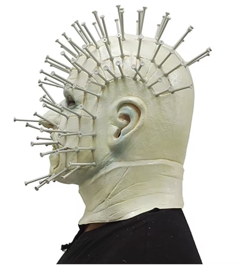 หน้ากากหัวเข็มหมุด Hellraiser พร้อมเล็บบนหัวบนใบหน้า